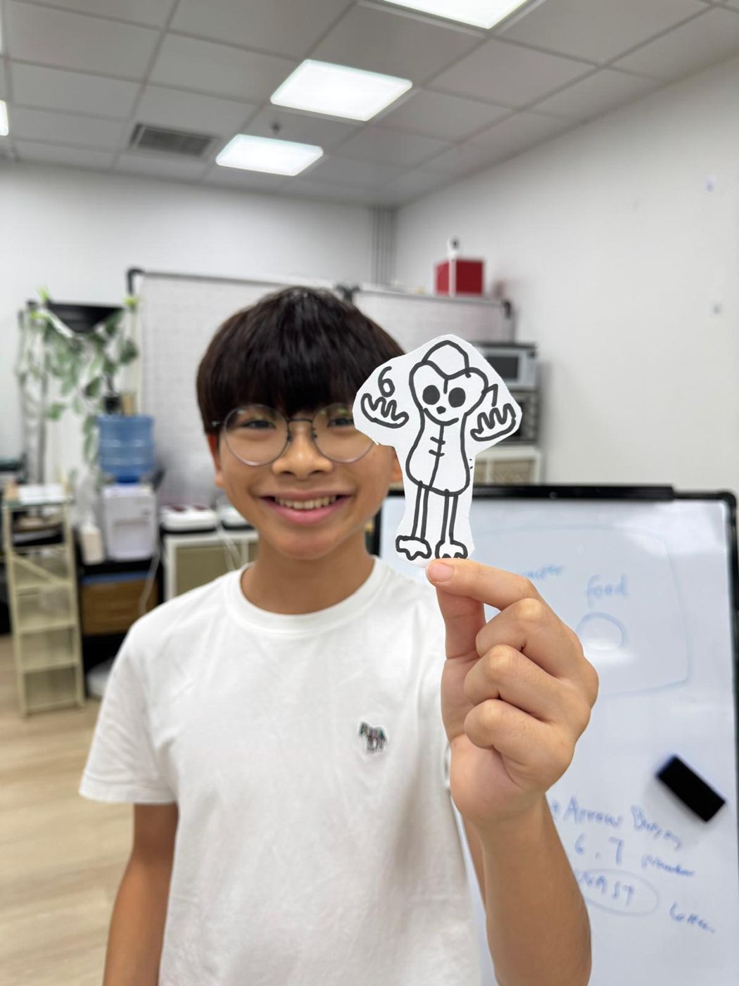 學生展示自己手繪的角色