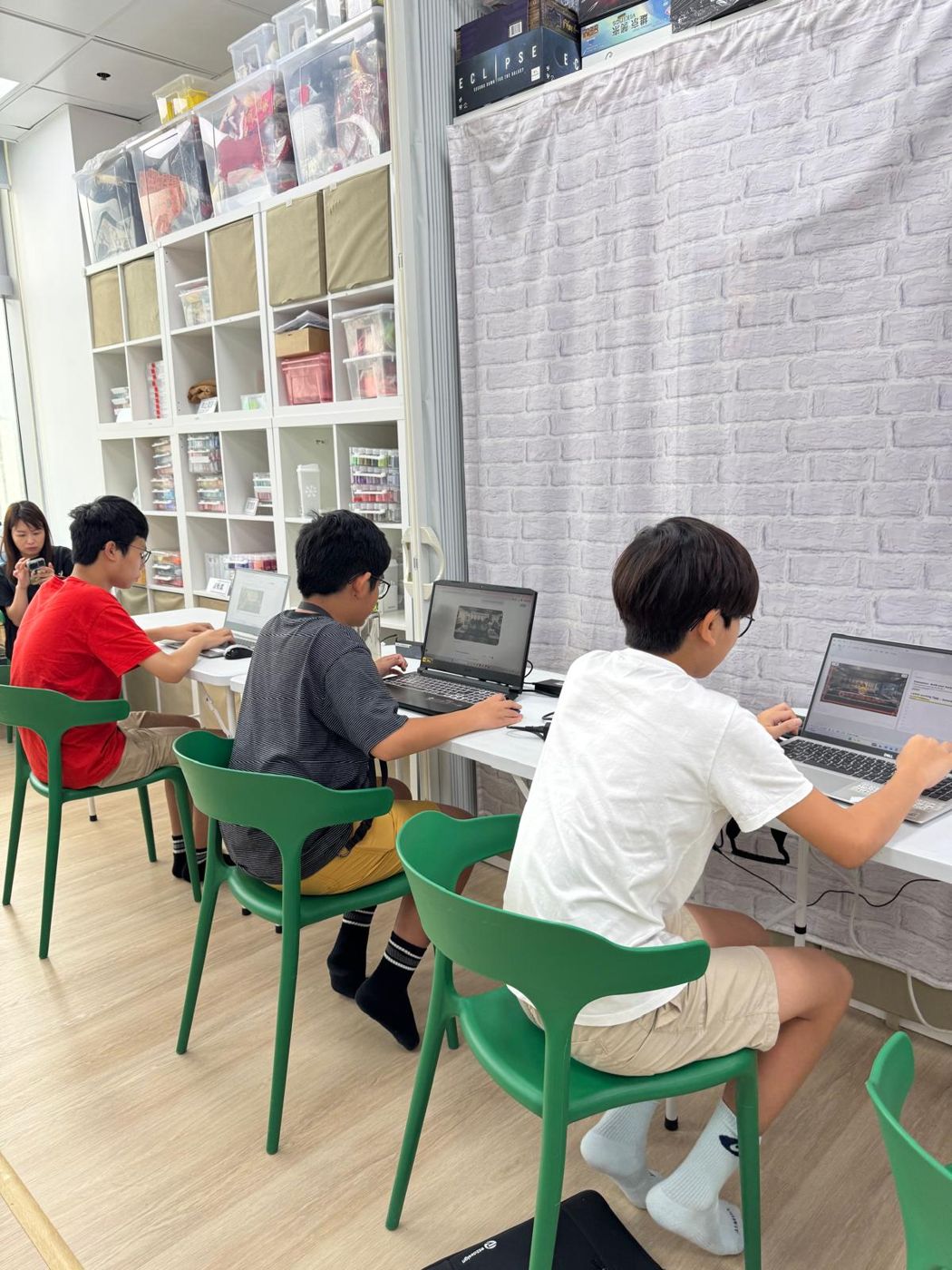 明亮課室內學生各自在電腦前工作