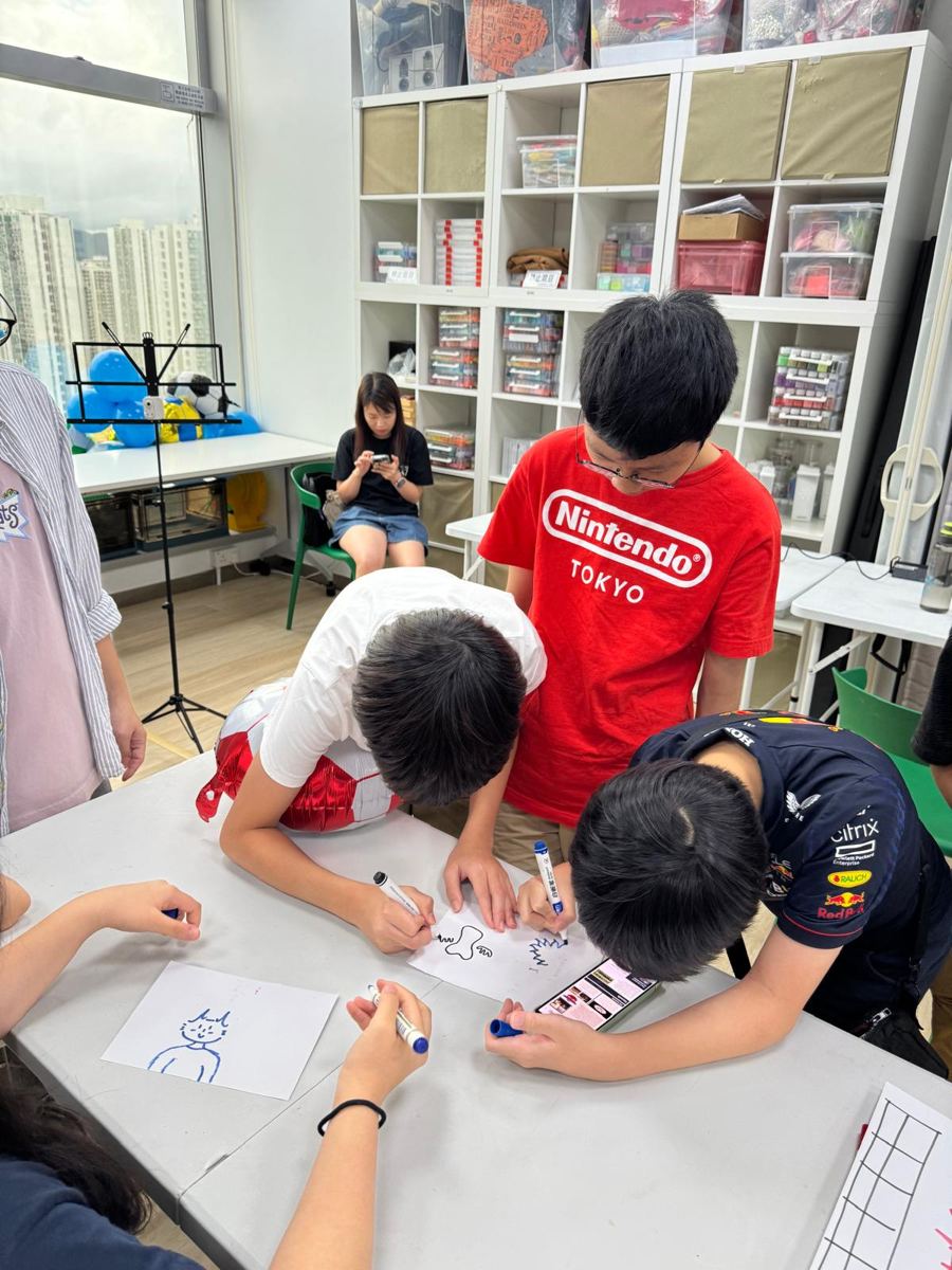 小組一起繪畫角色